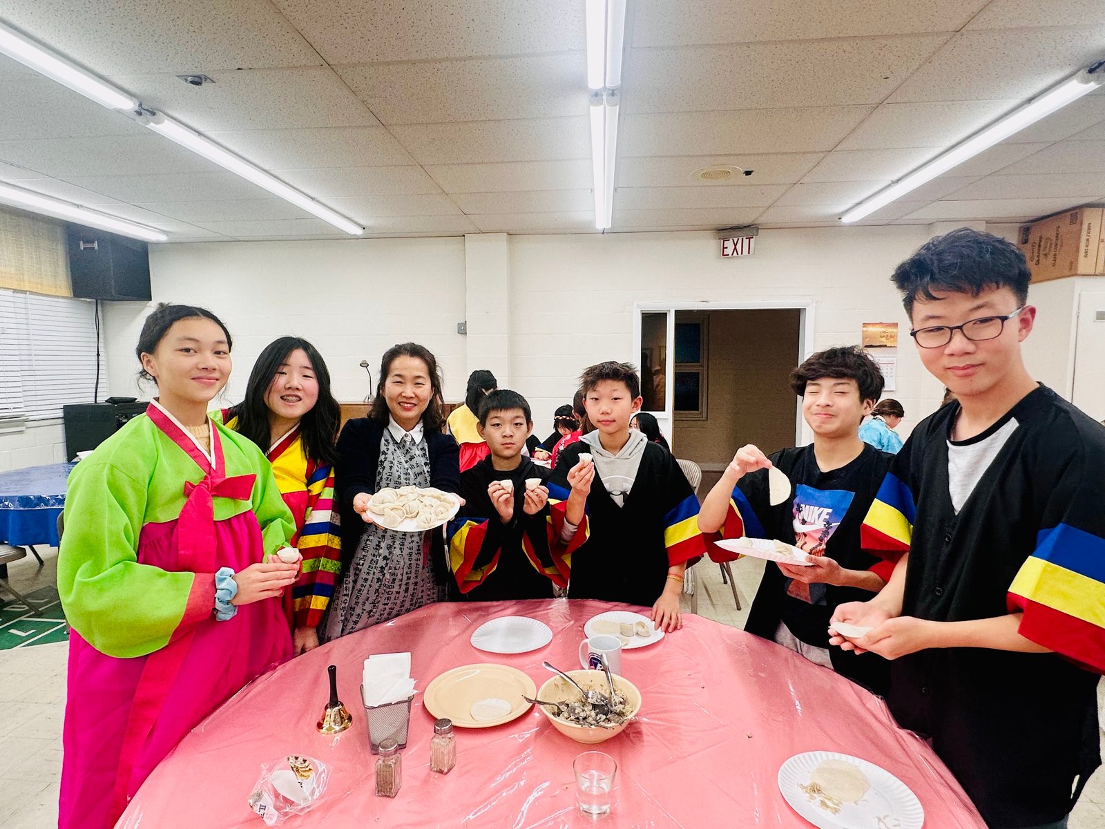 기쁨반 만두 단체.jpg